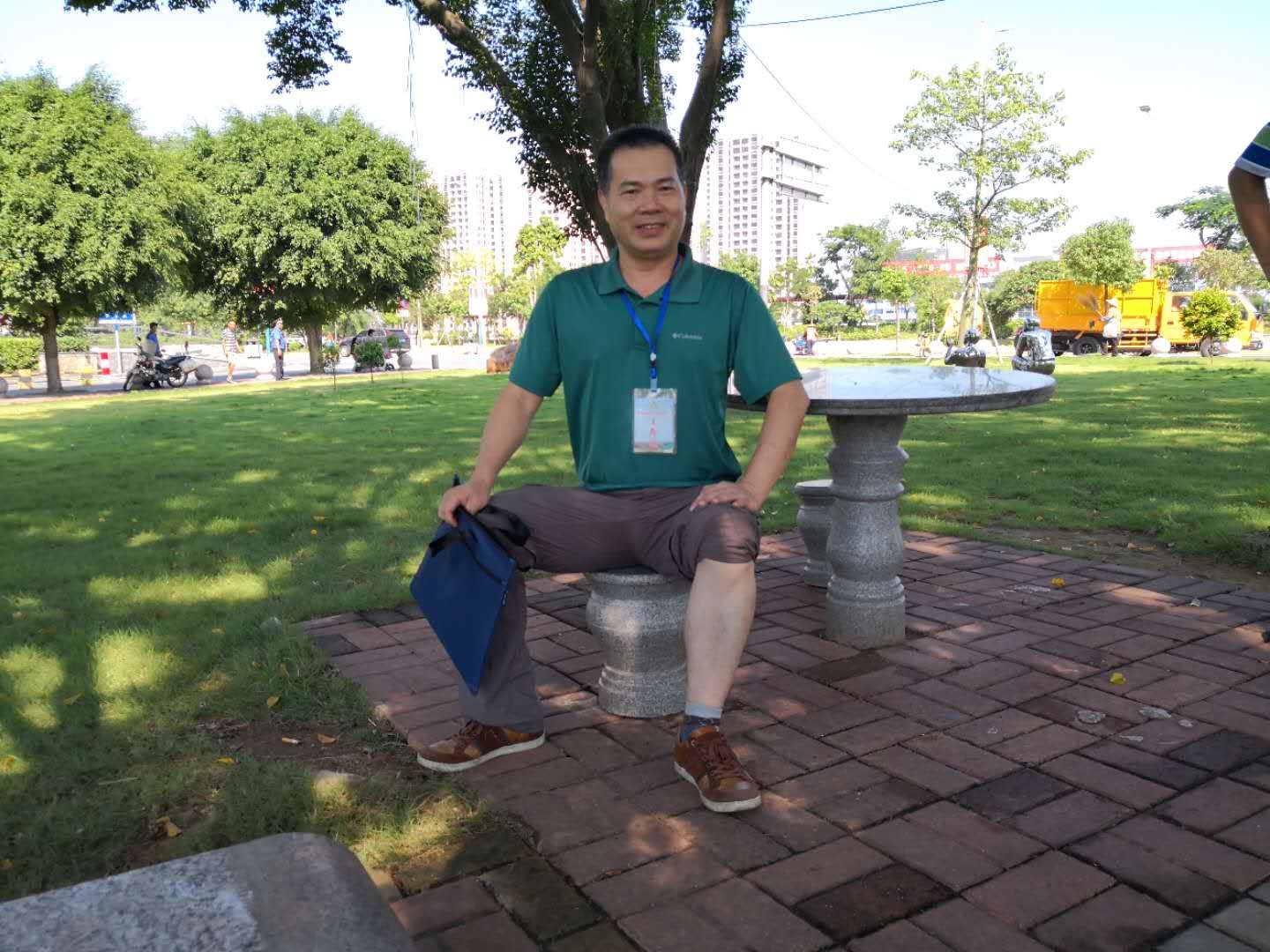 檢查領(lǐng)導(dǎo)現(xiàn)場誘蚊.jpg 檢查領(lǐng)導(dǎo)現(xiàn)場誘蚊.jpg